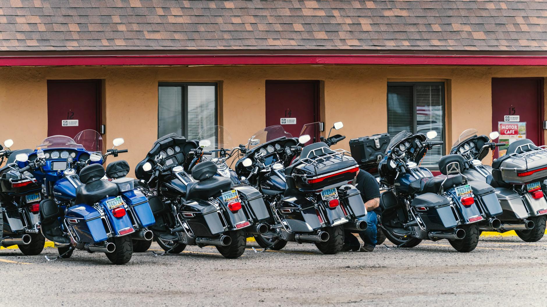 Motocykle turystyczne zaparkowane przed motelem przy Route 66 w Arizonie