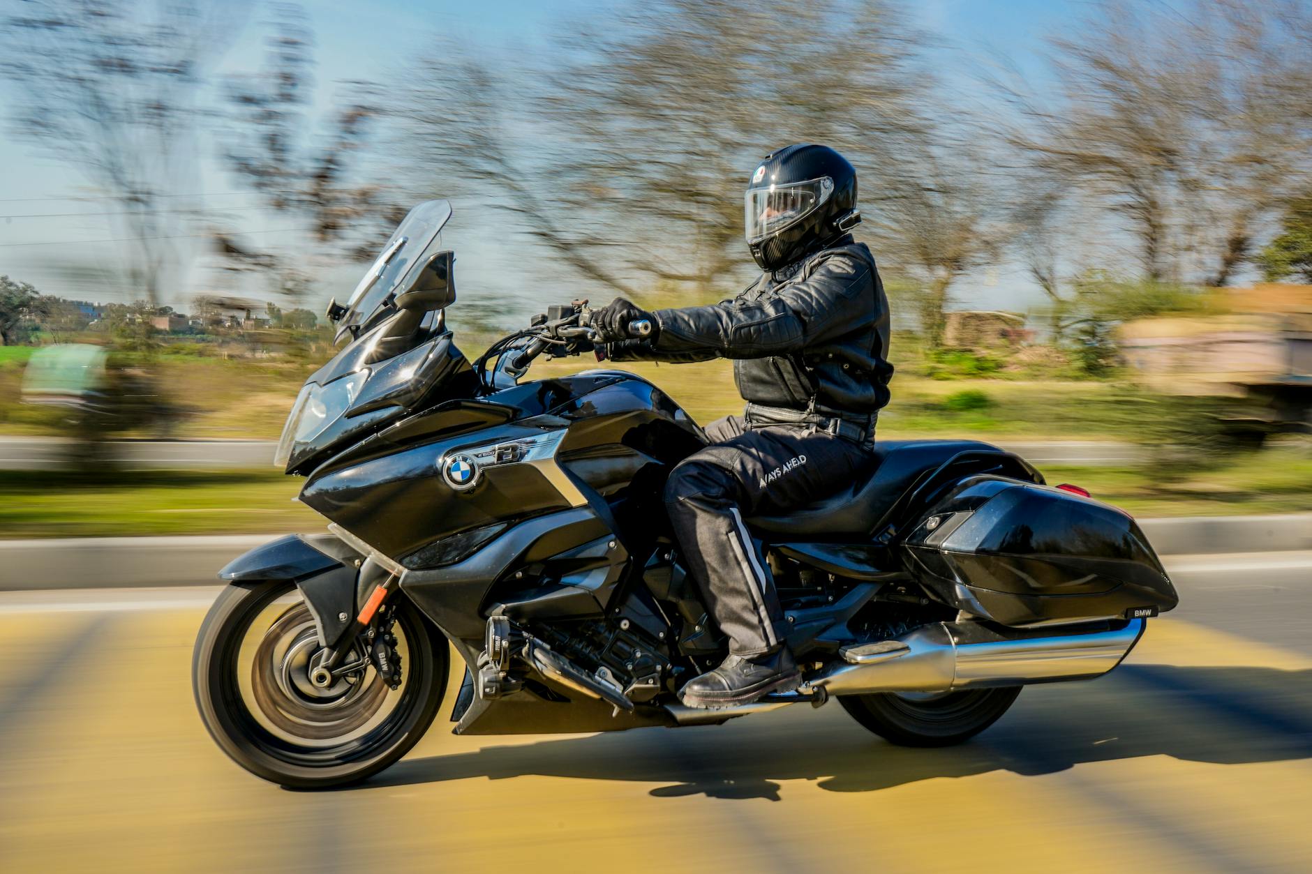 Motocyklista jadący z dużą prędkością po miejskiej drodze