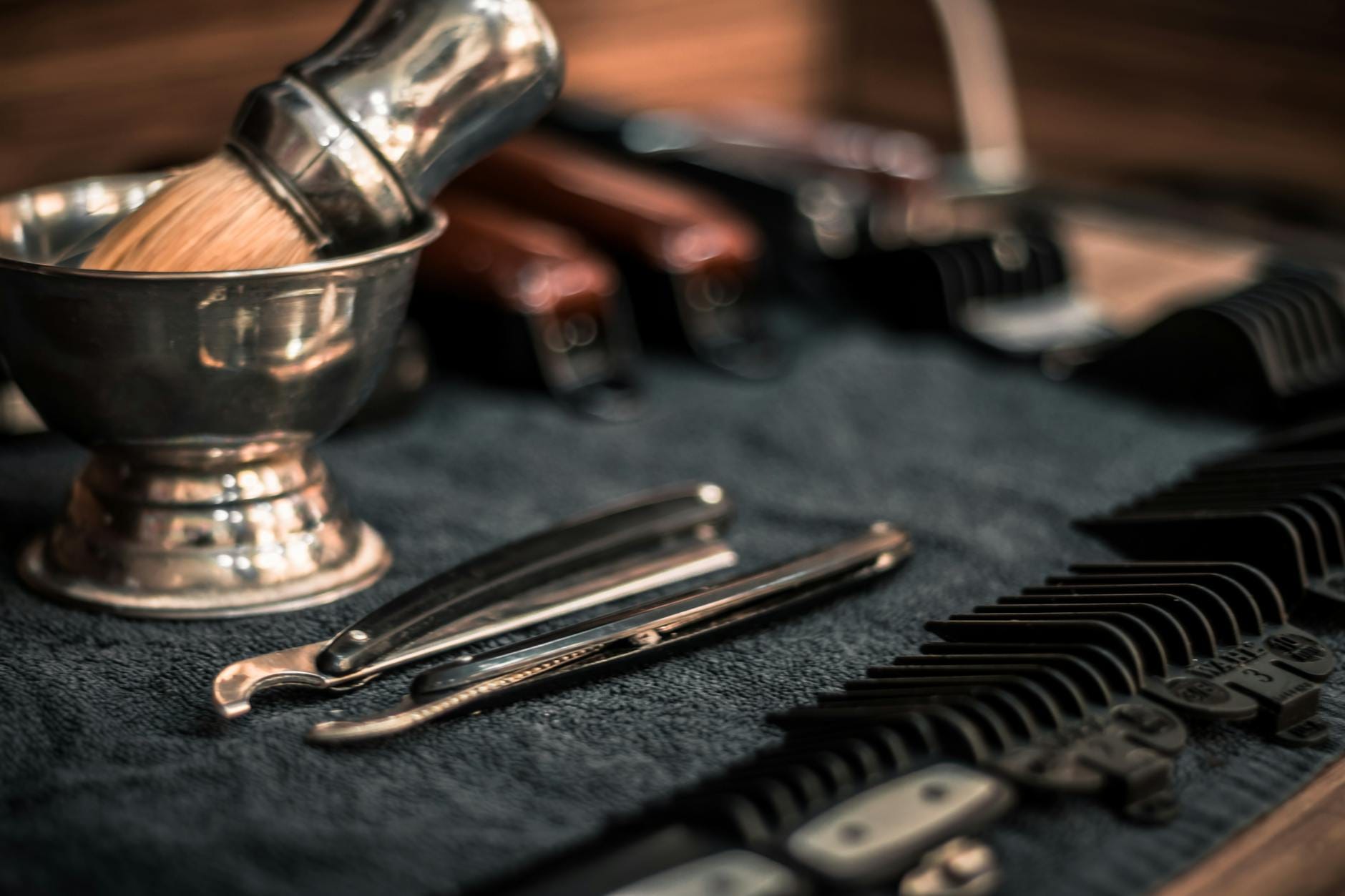 Zbliżenie na uporządkowane narzędzia barberskie: maszynki, brzytwy, grzebienie
