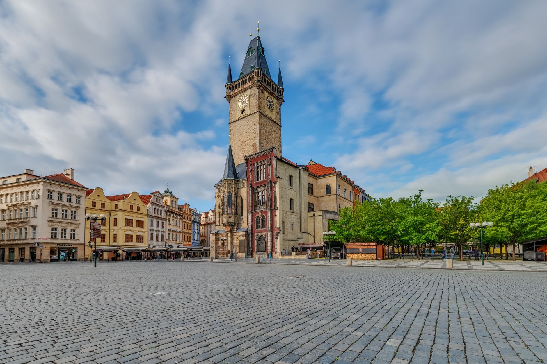 Rynek starego miasta z ratuszem i zabytkowymi kamienicami Rynek starego miasta z ratuszem i zabytkowymi kamienicami