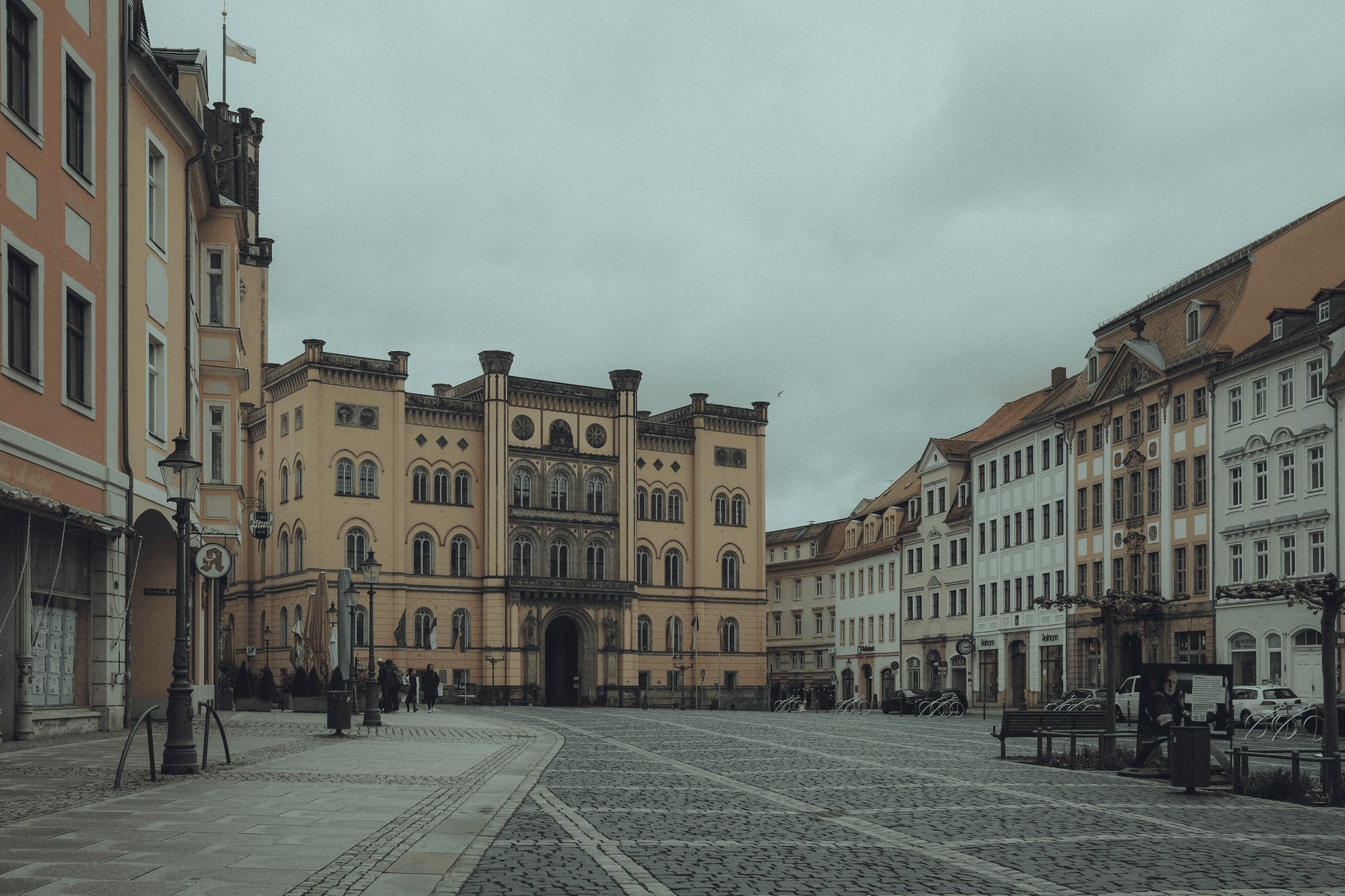 Zabytkowy rynek europejskiego miasta z kamienicami pod pochmurnym niebem